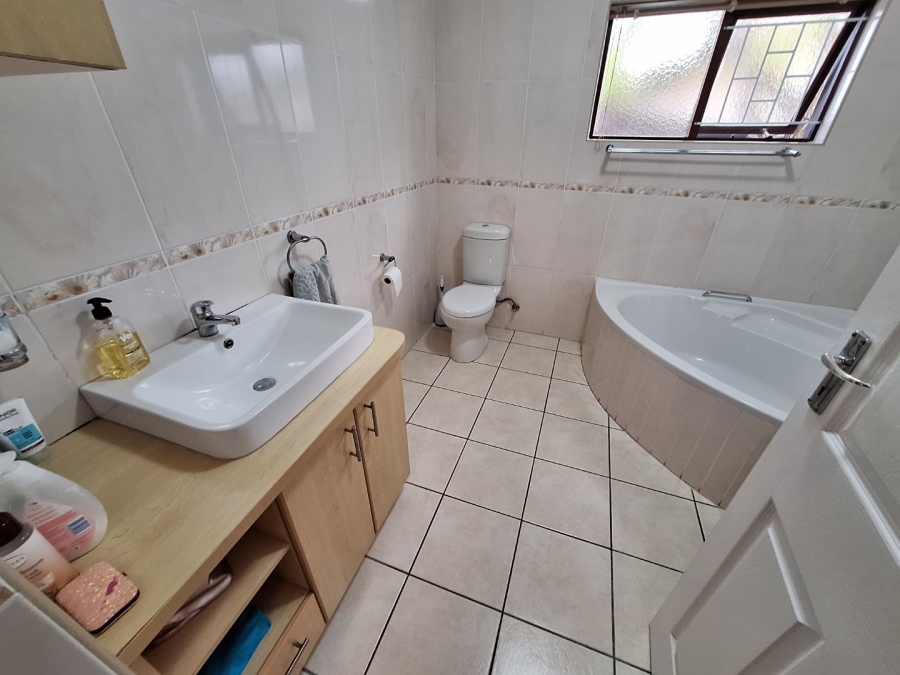 6 Bedroom Property for Sale in Bayview Western Cape
